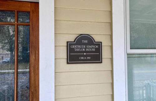 Old East Hill House | Beautiful Historic Downtown Pensacola Charmer - Hot Tub