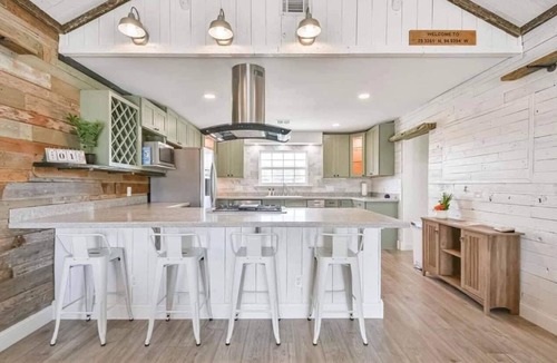 Hitchcock House | Beautiful Home on Ocean Canals near Galveston
