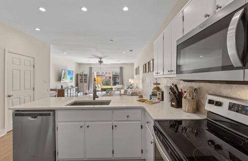 Seaspray House | Beautiful House, steps to community pool and 5 Min walk to the beach and shops