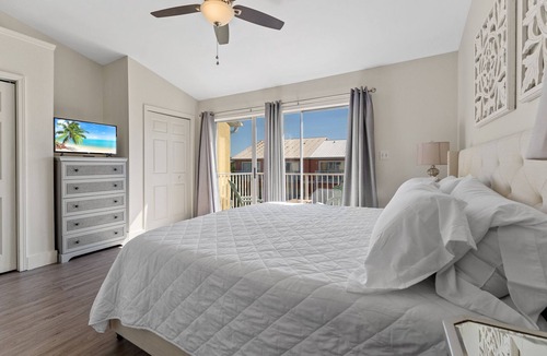 Seaspray House | Beautiful House, steps to community pool and 5 Min walk to the beach and shops