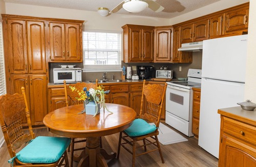 Mid America Cottage | Beautiful lakehouse on main channel with boat dock large backyard Lake access