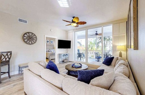 Vanderbilt Beach Condo | Beautiful, luxury condo in Regatta at Vanderbilt Beach with hot tub, gym & lanai