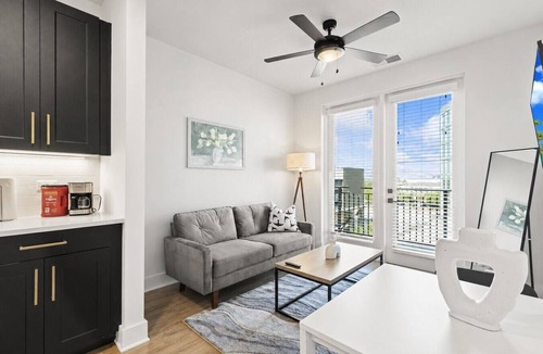 North Hyde Park Apartment | Beautiful Modern 1BD | Walk to Raymond James!