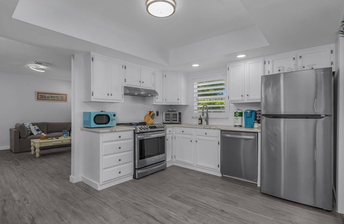 Naples Park Cottage | Beautiful Naples Home, walk to the Beach!