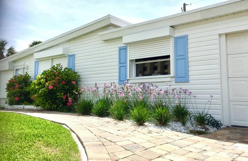O'byrne House | Beautiful Ocean Beach Cottage - 25 paces from Beach!