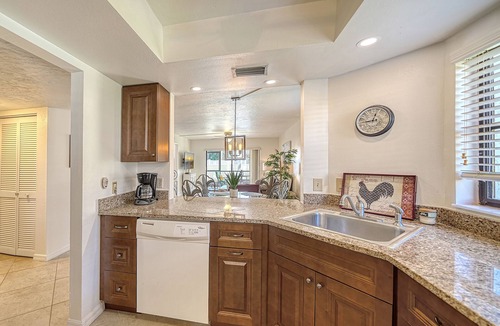 Gulf Gate Estates Condo | Beautiful remodeled condo minutes away from Siesta Key!