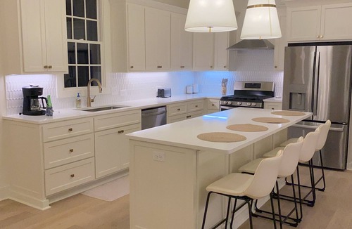 Oxford House | Beautiful/Stylishly decorated 3b/3b! Luxurious and spacious. Minutes to Square.