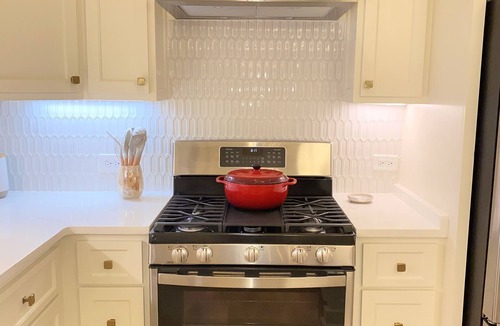 Oxford House | Beautiful/Stylishly decorated 3b/3b! Luxurious and spacious. Minutes to Square.