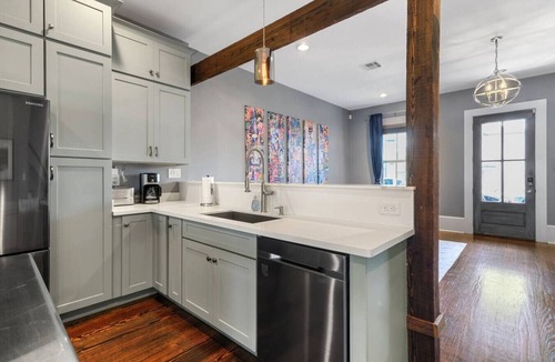 Faubourg Lafayette Villa | Beautiful Townhome Steps From Saint Charles Ave