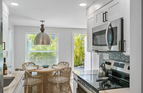 Anna Maria Condo | Beautiful Villa, Perfect Small Getaway. Close to beach, beach gear provided!