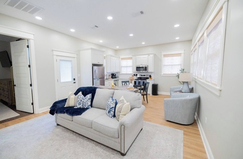 Laurel Ski Chalet | Beautiful Walk to Downtown and Historic District
