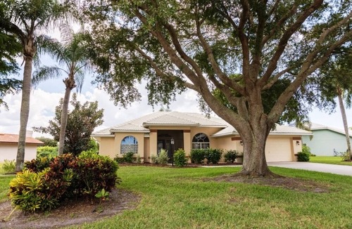 Laurel House | Beautiful Waterfront House w/Pool, 7 min to the Beach
