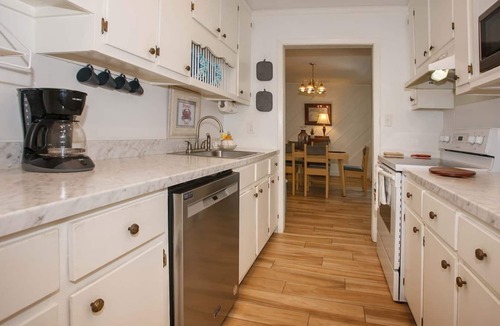 Lillian House | Beautiful waterfront pet friendly home