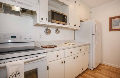 Lillian House | Beautiful waterfront pet friendly home