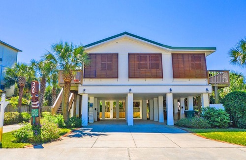 Villa Primera House | Beautifully Updated Pet-Friendly Sound View Cottage!