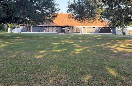 Bell City House | Becky’s Country Come to Town Private Billiards Lounge & Cozy Retreat