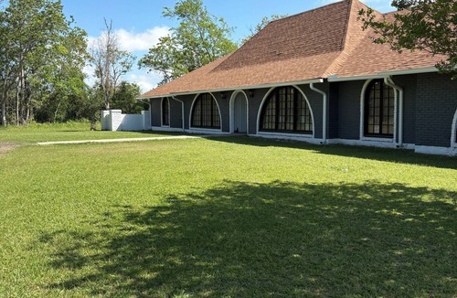 Bell City House | Becky’s Country Come to Town Private Billiards Lounge & Cozy Retreat