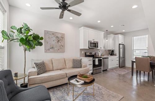 Lafayette Villa | Beignet House Cajun Luxury Full Kitchen Fast WiFi