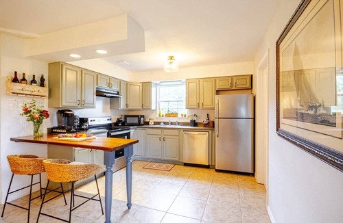 Fairhope House | Bella’s by the Bay Pet friendly, fenced yard