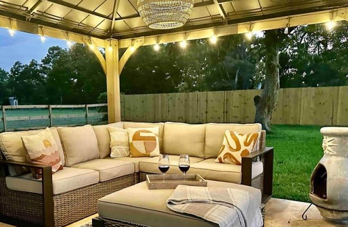Fairhope House | Bella’s by the Bay Pet friendly, fenced yard
