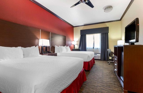 Center Hotel | Best Western Plus Classic Inn and Suites