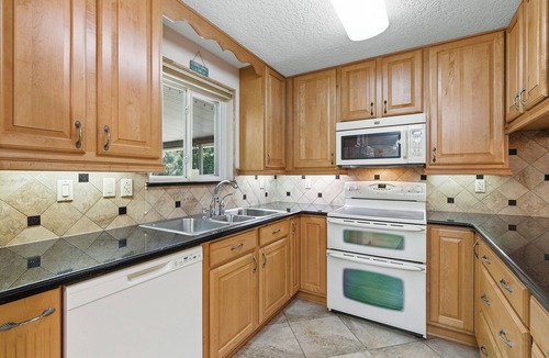 Town Of Blake House | 🌴 Big Tree | Pet Friendly Daytona Home | Hot Tub, Grill & RV/Boat Parking