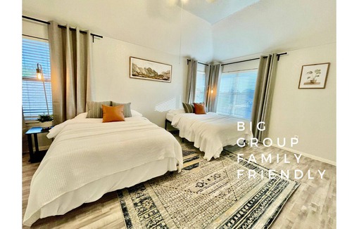 Garland House | BIGgroup, King Beds, BoardGames, 3 Mins to Mall, Natatorium, Near Highways