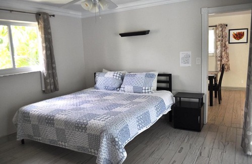 Coral Ridge Isles House | Bike to the beach, walk to restaurants, heated pool, secluded