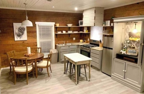 Searcy House | Bison Hall 3, no cleaning fee. 1 block from Harding