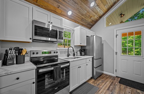 Fort Payne Cabin | Black Bear Cave at Woodland Retreat at DeSoto | King Bed | Walking Ramp | Wi-Fi