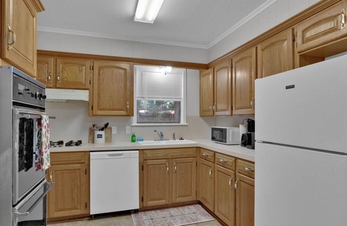 Shreveport House | Blissful, Cozy, Cute, Sleeps 8