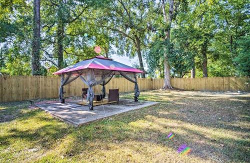 Highlands - Perkins House | 'Blue Cottage in the Bayou' w/Private Yard!