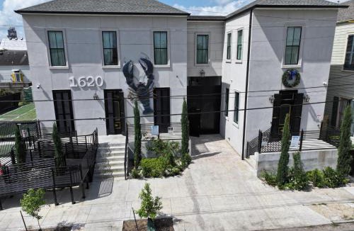 Treme Hotel | Blue Crawfish Boutique Hotel & Pool Bar