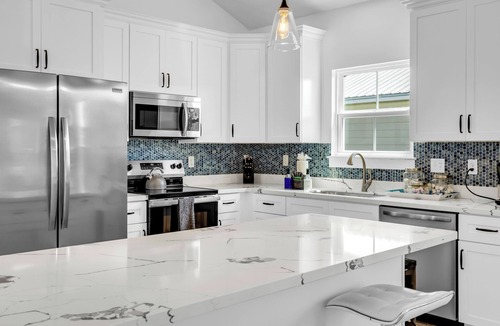 Gulfport House | Blue Horizon Beach House 5 Bedrooms 4 Baths 9 Beds Walk to Beach Prime Location