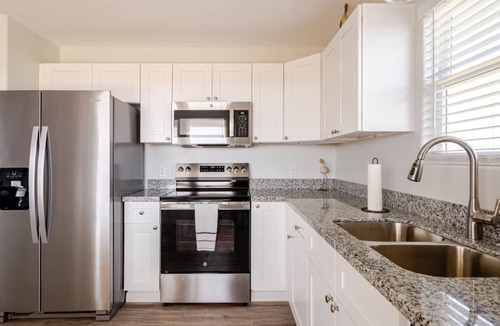 Gilchrist House | Blue Lagoon - Hot Tub, Golf Cart, Dog Friendly!