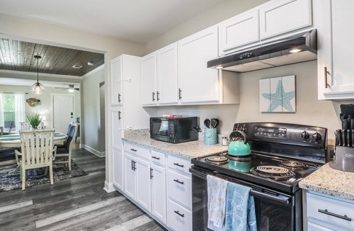Gulfport Cottage | BlueFish Cottage, Walk 2 Beach, Casino, Pet Friendly