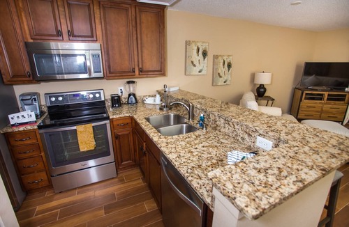 Niceville Condo | Bluewater Bay Lakeside Condo|Tennis, Pools, Golf, Marina (w/Fee)|Short ride to Destin|Close to Eglin