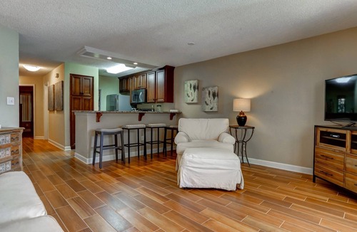 Niceville Condo | Bluewater Bay Lakeside Condo|Tennis, Pools, Golf, Marina (w/Fee)|Short ride to Destin|Close to Eglin