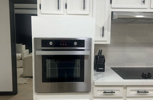 Jackson House | Bobby Rush Inn 3 bedroom 1.5 Bath modern house