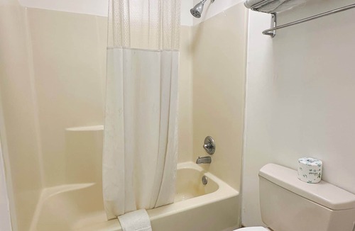 Meridian Hotel | Bonita Lakes Inn by Capital O Meridian I20