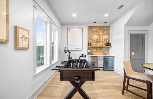 Fort Bay House | Book for Fall! Private Pool! 7 Adult Bikes! Across the street from the Beach! Ping Pong Table!