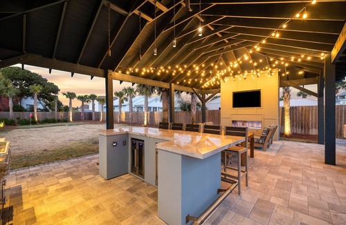 Fort Bay House | Book for Fall! Private Pool! 7 Adult Bikes! Across the street from the Beach! Ping Pong Table!