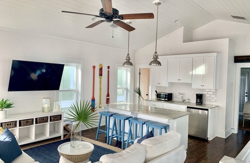 Sunnyside House | Book for Fall! - Luxurious 4bd Home - Quiet Beach, beach service - Huge Porches