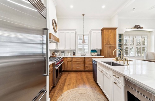 Watercolor House | Book Now for Fall! Carriage House! Wine Cooler! Gourmet Kitchen. Screened Porch! Swing Bed!
