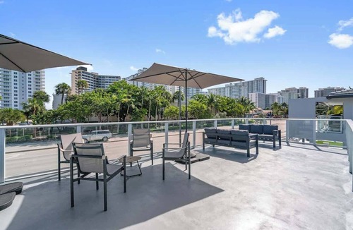 Galt Mile Apartment | Botanica Two-Bed Retreat on Ocean Blvd