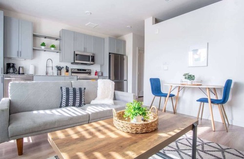 Dallas Apartment | Boulevard Stays Comfortable 1BR Suite w Pool, Parking, Gym 03