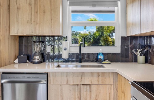 Coral Ridge Isles Apartment | Boutique Stay - Resort -5min to beach-near shop