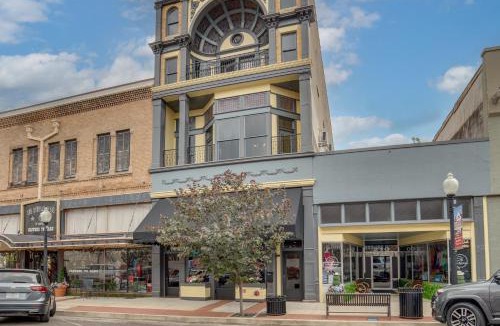 Marshall Apartment | Boutique Studio Stay in the Heart of Marshall!