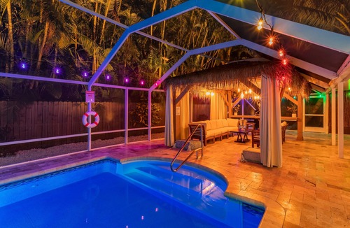 Boynton Beach House | BoyntonBeach Renovated House: Safest Area, Screened Pool, Patio, Bar, Near Beach