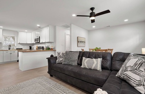 Pittsburg House | Brand New Getaway For a Longer Stay